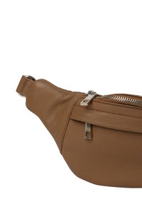 Braune Ledertasche in der Form eines Bauchtaschen mit strukturiertem Finish, ausgestattet mit einem silbernen Reißverschluss, einem verstellbaren Riemen und einer separaten Vordertasche.