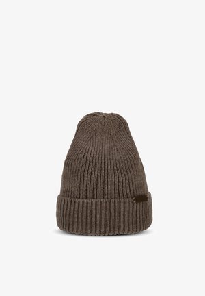 Bruine gebreide beanie met een opgerolde rand, voorzien van een textuurpatroon en een klein logopatch. Zacht materiaal en een snug fit.