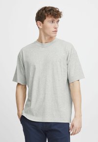Lys grå t-shirt i blød bomuldsblanding, med en afslappet pasform, korte ærmer og en klassisk rund halsudskæring. Simpelt design uden mønstre.