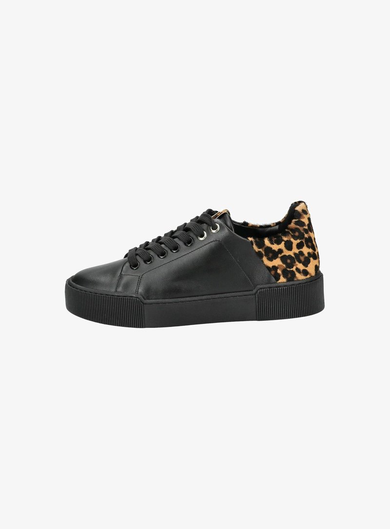 Schwarzer Sneaker mit einer glatten Leder-Oberfläche und Gummisohle. Leoprint-Fellakzent an der Ferse. Runde Zehenform und flache Schnürsenkel.
