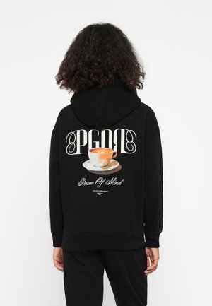 Schwarze Kapuzenjacke mit einem bunten Kaffeetassen-Design auf der Rückseite, Text mit "Peace Of Mind" in stilisierter Schrift, weicher Stofftextur.