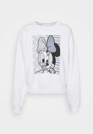Sudadera blanca con un gráfico en blanco y negro de un personaje con un lazo azul sobre un fondo gris y rayado. Corte oversize.