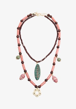 Dwuwarstwowy naszyjnik z koralików wykonany z ciemnoczerwonych i różowych koralików cylindrycznych oraz okrągłych, zdobiony zielonymi, różowymi, liściastymi wisiorkami z wzorem oraz kremowymi kwiatowymi zawieszkami.