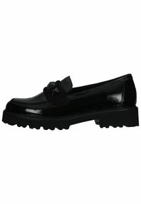 Mocasines de charol negro con una banda de gamuza y detalle de tachuelas en forma de pirámide, que cuentan con una suela de goma gruesa con un destacado dibujo.