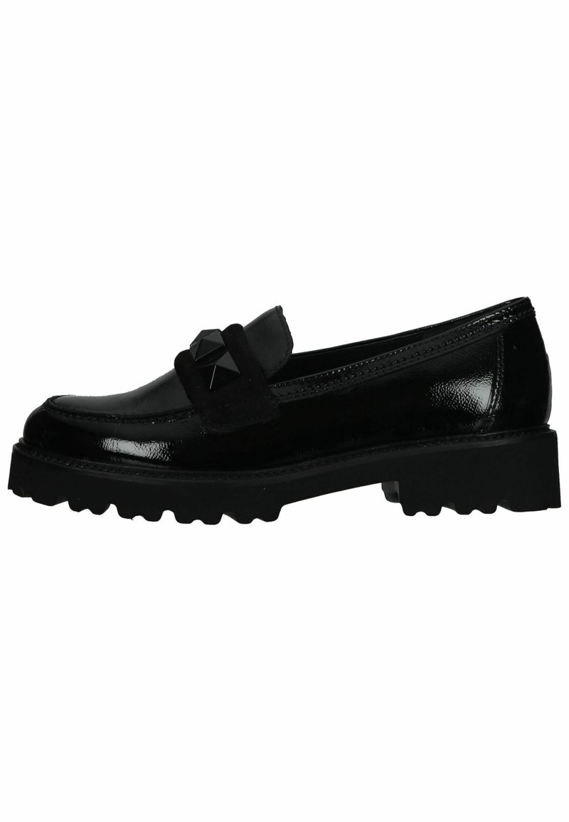 Mocasines de charol negro con una banda de gamuza y detalle de tachuelas en forma de pirámide, que cuentan con una suela de goma gruesa con un destacado dibujo.