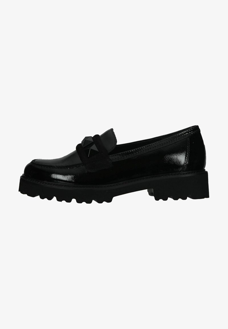 Mocassins en cuir verni noir avec une bande en suède et des clous en forme de pyramide, dotés d'une semelle en caoutchouc épaisse avec un crantage prononcé.