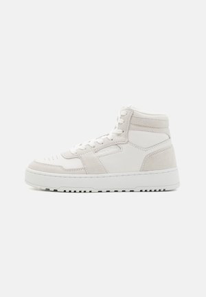 Hoge sneaker met een bovenwerk van wit leer en suède, een gevoerde kraag en een witte rubberen zool. Beschikt over een perforated teen en tonale stiksels.