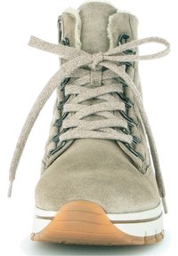 Bota de senderismo de ante beige con parte superior texturizada, diseño de cordones, ojales de metal y suela blanca con tracción de goma.