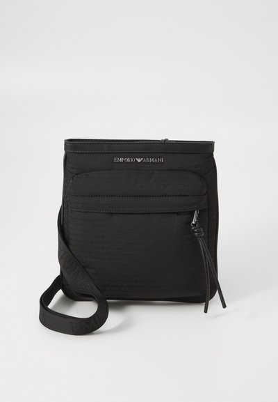 Czarna torba crossbody Emporio Armani z przednią kieszenią na zamek, regulowanym paskiem i detalem z logo na teksturowanym materiale.