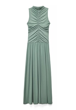 Vestido maxi verde salvia sin mangas con cuerpo fruncido en la parte posterior y falda fluida recogida, exhibido plano sobre un fondo blanco.