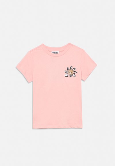 T-shirt rose à manches courtes avec col rond, présentant un petit motif d'ours et un texte "Moschino" dispersé sur le côté gauche de la poitrine.