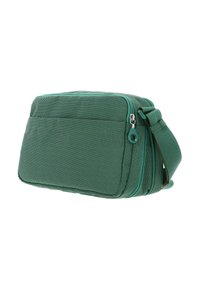 Sac à épaule en tissu vert avec surface texturée, fermetures éclair et sangle réglable. Dispose d'une poche avant et de bords renforcés.