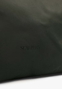 Bolsa de tela verde oscuro con textura suave y logotipo en relieve "SCALPERS" en negro. Diseño simple y rectangular sin herrajes visibles.