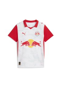 Červený a biely futbalový dres s výstrihom do V, krátkymi rukávmi a grafickým vzorom. Zobrazuje logo Red Bull a branding Puma.