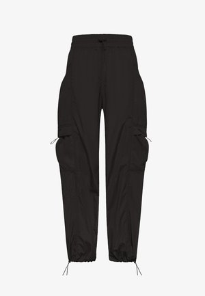 Černé lehké cargo kalhoty s elastickým pasem a manžetami na kotnících, vybavené velkými postranními kapsami z síťoviny a nastavitelnými stahovacími šňůrkami.