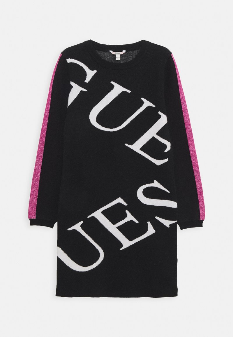 Robe-pull noire à manches longues avec de grandes lettres blanches diagonales "GUESS" et des bandes brillantes rose vif le long des manches.