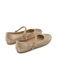 Beige ballerina flats met uitgesneden ontwerp, versierd met metalen accenten, met een bandje en een zachte suède textuur, voorzien van een platte zool.