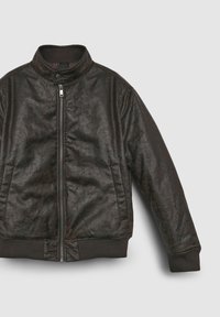 Braune Lederjacke mit Reißverschluss vorne, hohem Kragen und gerippten Bündchen. Glatte Textur mit leichtem Glanz und dezenten Mustern.