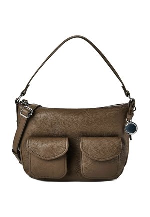 Braune strukturierte Leder-Schultertasche mit zwei vorderen Klappentaschen, einem Reißverschluss oben, verstellbarem Riemen und einem runden silbernen Anhänger an der Seite.