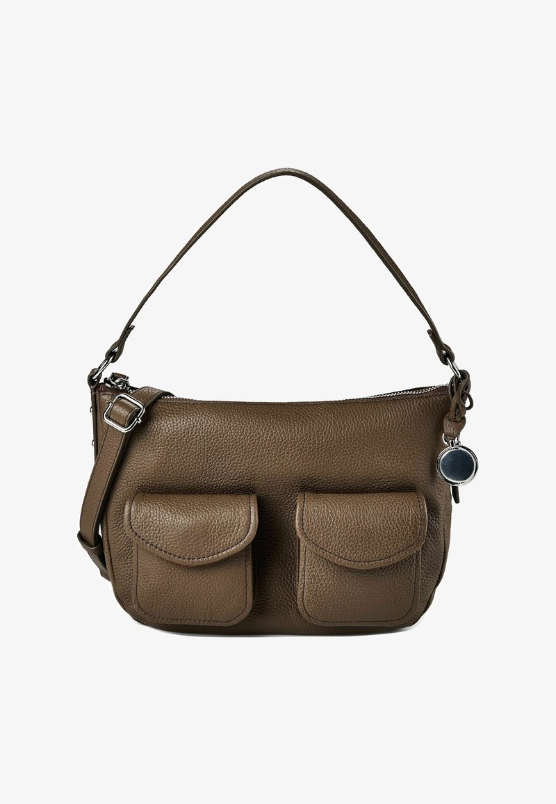 Sac à épaule en cuir texturé marron avec deux poches avant à rabat, fermeture éclair sur le dessus, bandoulière réglable et un pendentif rond en argent sur le côté.