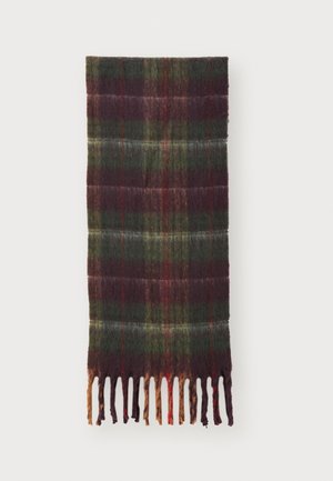 Écharpe en laine avec un motif tartan en vert foncé, bordeaux et touches de rouge, bordure à franges et texture douce.