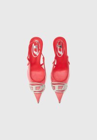 Κόκκινα παπούτσια με μύτη σε σχήμα αιχμής και δέσιμο με λουράκι στο πίσω μέρος, με γυαλιστερό, λείο υφή και ασημένιες μεταλλικές λεπτομέρειες που φέρουν εμφανές λογότυπο στο μπροστινό λουράκι.