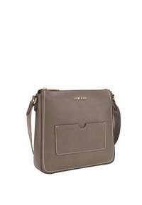 Borsa a tracolla in pelle marrone con cuciture bianche, chiusura con zip, tasca frontale e tracolla regolabile. Presenta un logo sulla parte anteriore.