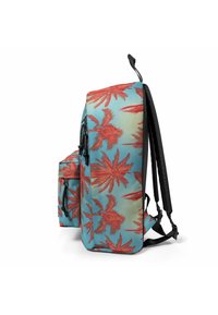 Batoh se živým vzorem palmových stromů v červené a tyrkysové barvě, vyrobený z odolné tkaniny s nastavitelnými černými popruhy a přední kapsou.