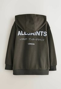 Hoodie vert olive avec une capuche à cordon, arborant un grand texte blanc au dos : "ALLSAINTS" et "LONDON" au-dessus. Texture douce, poignets côtelés.