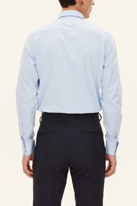 Lichtblauw langermelig overhemd met een klassieke kraag, knoopmanchetten en een gladde textuur, gecombineerd met donkere broek met klepzakken.