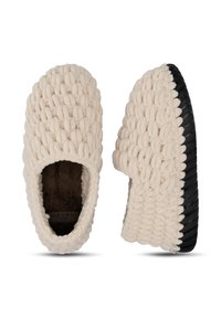 Kremowe, dziergane kapcie z fakturowaną cholewką, miękką wyściółką i czarną gumową podeszwą. Charakteryzują się otwartym tyłem dla łatwego zakładania.