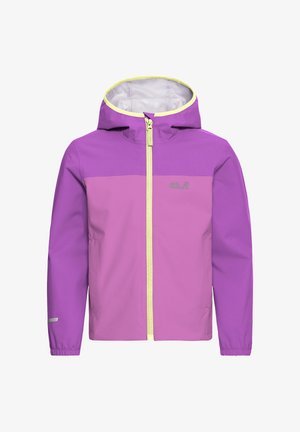 Paarse waterdichte jas met capuchon, voorzien van een gele bies en elastische boorden. Reflecterende accenten aan de achterkant. Lichtgewicht stof.