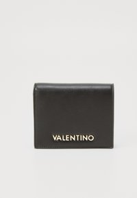 Čierna kožená peňaženka so zlatým logom "Valentino". Má hladký povrch a kompaktný, obdélníkový tvar. Minimalistický dizajn.