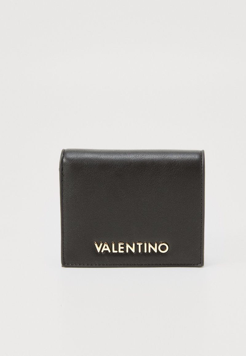 Čierna kožená peňaženka so zlatým logom "Valentino". Má hladký povrch a kompaktný, obdélníkový tvar. Minimalistický dizajn.