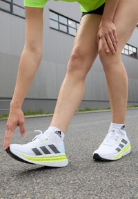 ADISTAR 3 - Chaussures de running sur route - footwear white/core black/pulse lime