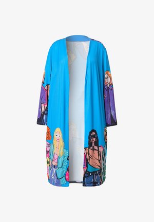 Niebieska kurtka w stylu kimono z kolorowymi ilustracjami kobiet w różnych strojach. Materiał jest lekki o gładkiej fakturze, z otwartym przodem.