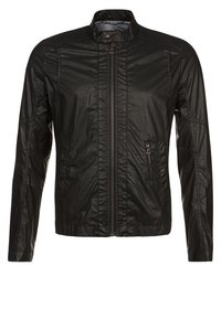 Svart lättviktsjacka med ståkrage, fullängdsdragkedja, sidofickor och en slät, lätt glansig yta.