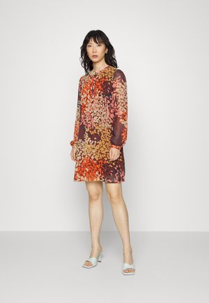 PRINTED DRESS - Denní šaty - rust brown