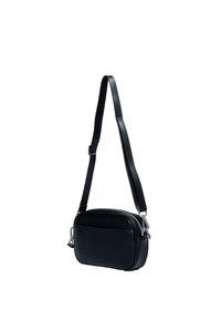 Borsa a tracolla in pelle nera con forma piatta, chiusura con zip corta, cinturino regolabile e dettagli in metallo argentato. Texture liscia, design minimalista.