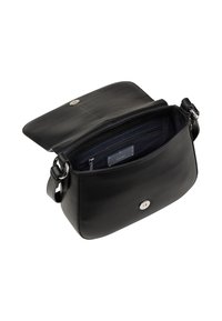 Borsa a tracolla nera in pelle con una finitura liscia. Presenta una chiusura a patta con un bottone a pressione in argento e uno slot interno per carte.