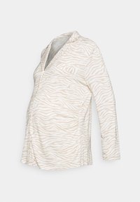 Zwangere pyjamajack, zachte stof, crème met lichtbruine zebraprinten, knoopsluiting, kraag en borstzak, licht gathers aan de zijkanten.