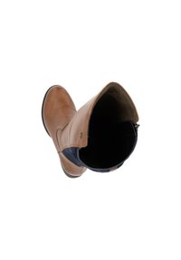 Bota de cuero marrón con superficie lisa, punta redondeada y parte superior de textil azul marino. Incluye un cierre de cremallera y un pequeño logotipo en el lateral.