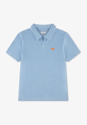 Polo azul claro en tela suave con cuello con solapas y mangas cortas; presenta un logo naranja de Lacoste en el pecho.