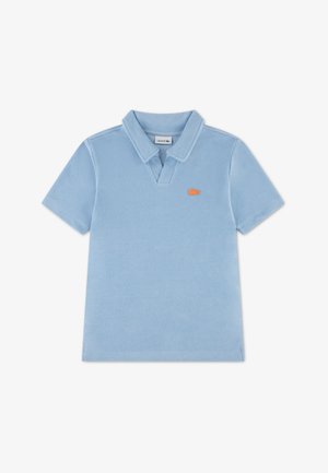 Polo azul claro en tela suave con cuello con solapas y mangas cortas; presenta un logo naranja de Lacoste en el pecho.