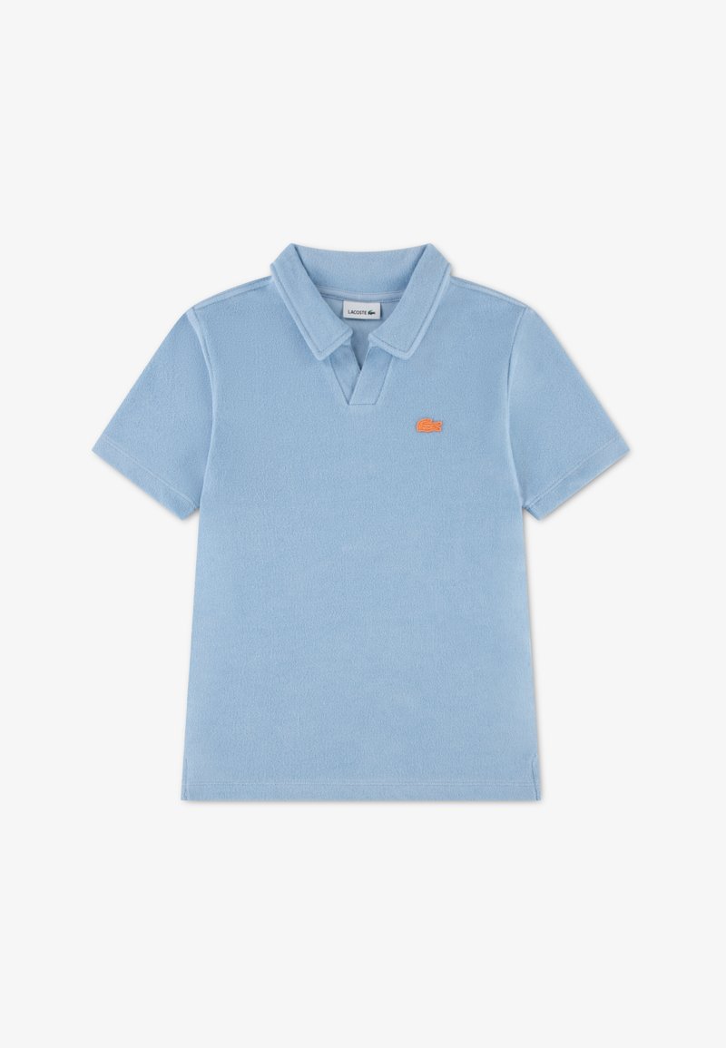 Polo bleu clair en tissu doux avec un col à revers et des manches courtes ; présente un logo Lacoste orange sur la poitrine.