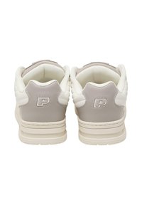 Białe i jasnoszare trampki z teksturowaną cholewką, wyściełanym kołnierzem i logo na pięcie. Gruba podeszwa z lekkim zakrzywieniem.