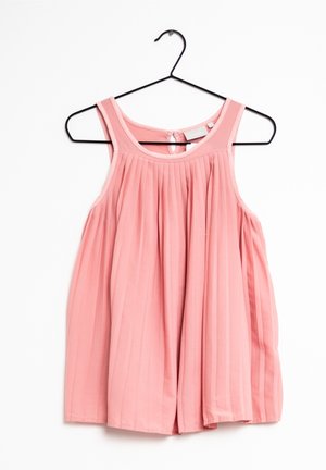 Robe plissée rose sans manches avec col rond, suspendue sur un cintre en fil noir sur fond blanc.