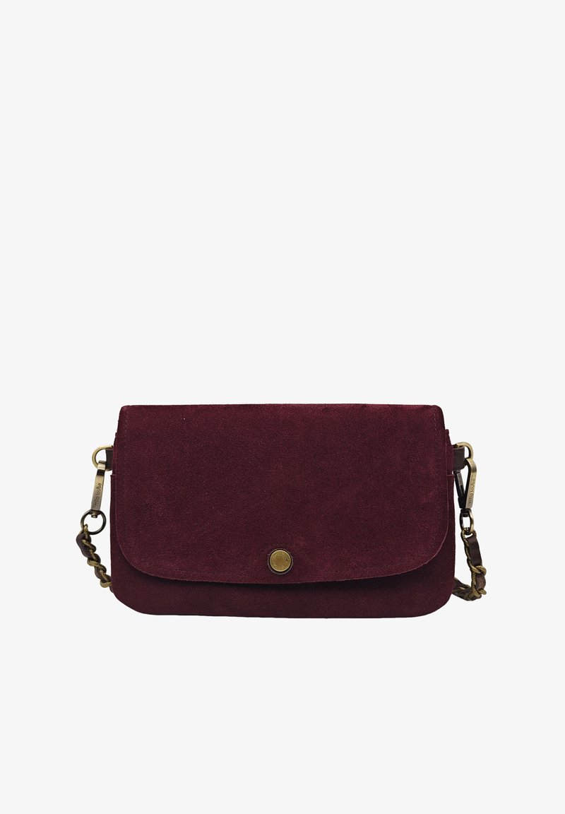 Sac en daim bordeaux à bandoulière avec un rabat magnétique, équipé d'une chaîne et d'un accent en métal rond à l'avant.