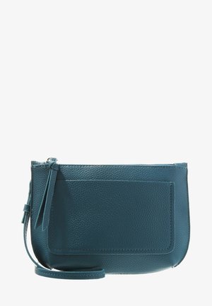 Pochette en cuir texturé bleu avec poche avant et fermeture éclair, dotée d'une fine sangle attachée sur le côté.