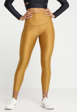 Leggings a vita alta in oro metallico, con una texture liscia e un design aderente. Senza loghi o motivi visibili, adatti per l'abbigliamento sportivo.